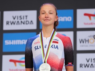 Viktória Chladoňová so striebornou medailou z časovky U23 na MS v cyklistike 2025.
