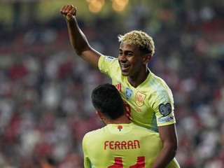 Ferran Torres a Lamine Yamal oslavujú gól