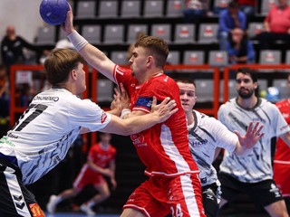 Marek Štefina (Považská Bystrica) a Mikita Kononenko (Topoľčany) počas zápasu 7. kola Niké Handball Extraligy.