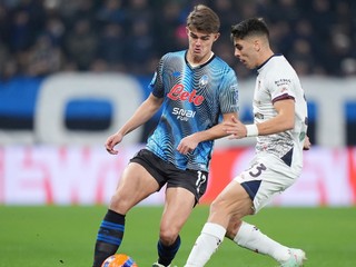 Vpravo Adam Obert v zápase proti Atalante Bergamo.
