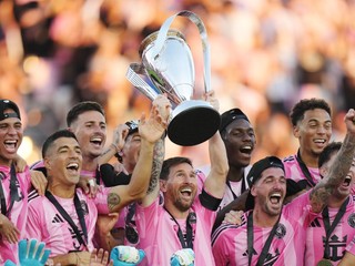 Lionel Messi dvíha trofej po zisku titulu s Interom Miami