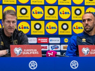 Na snímke zľava tréner Kosova Franco Foda a  kosovský futbalista Vedat Muriqi počas tlačovej konferencie.