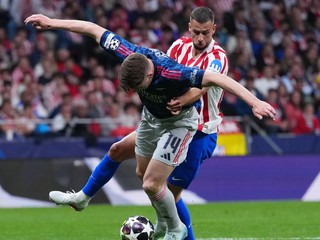 Obranca Atlética Madrid Dávid Hancko fauluje Viktora Gyokeresa z Arsenalu.