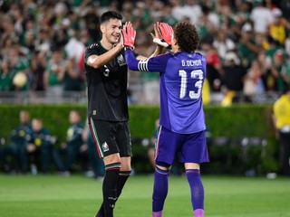 César Montes a Guillermo Ochoa