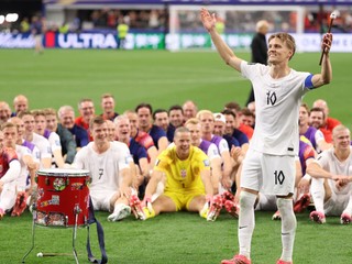  Nórsky hráč Martin Ödegaard (10) vedie vikingské veslovanie po víťazstve v šestnásťfinálovom zápase Pobrežie Slonoviny - Nórsko .