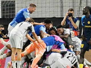 Futbalisti ŠK Slovan Bratislava oslavujú gól.