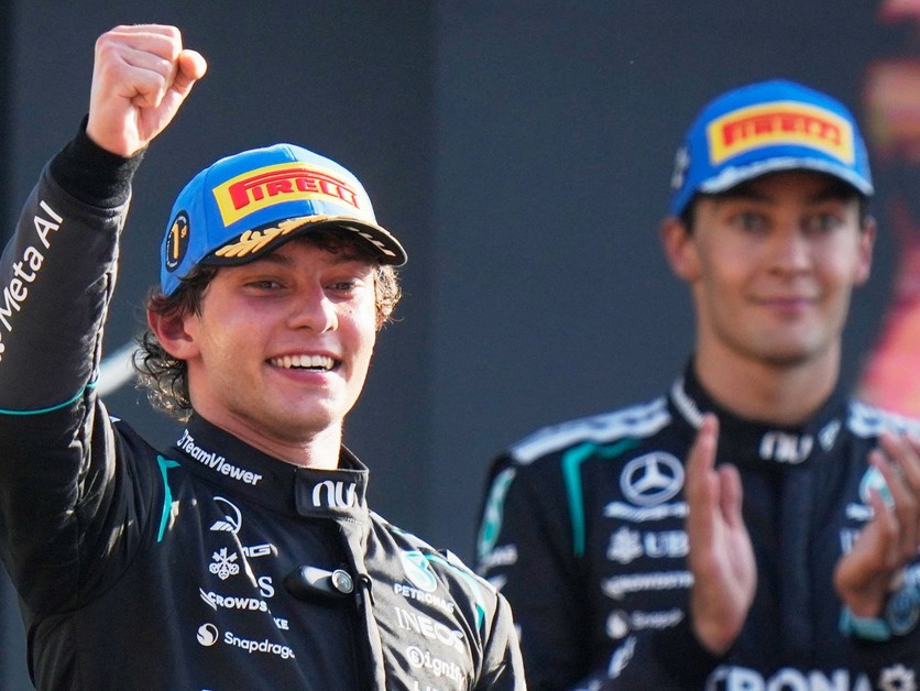 Taliansky jazdec F1 Andrea Kimi Antonelli z tímu Mercedes (vľavo).