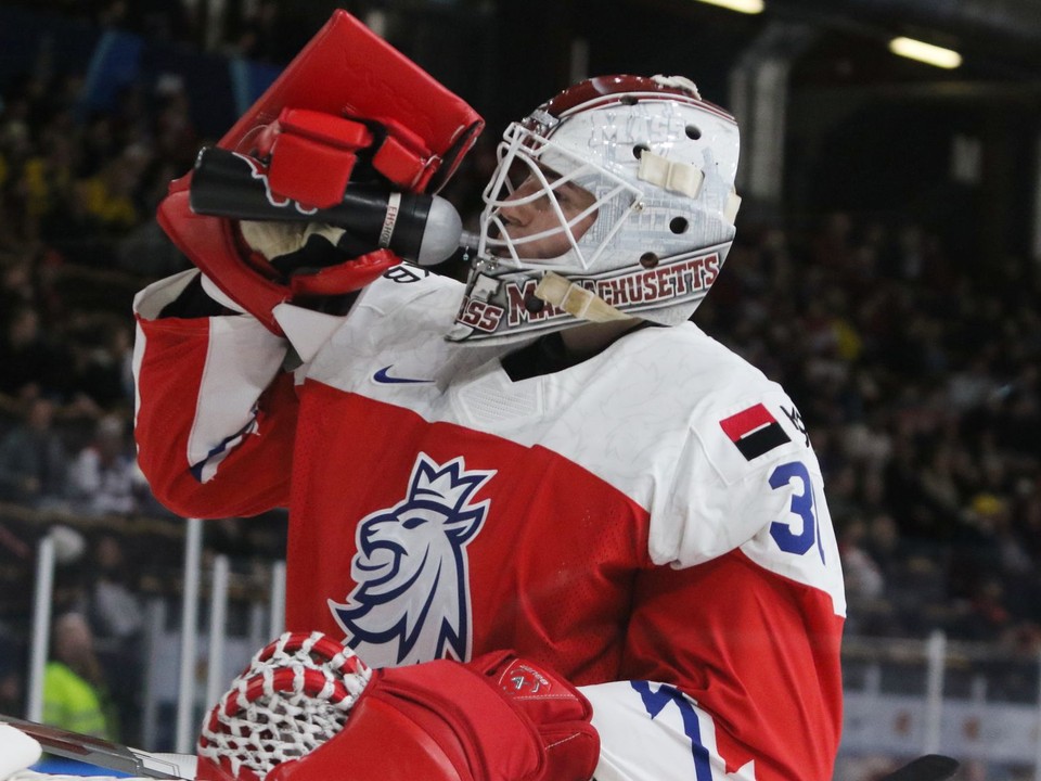 Michael Hrabal v zápase Česko - USA na MS v hokeji hráčov do 20 rokov 2024. 