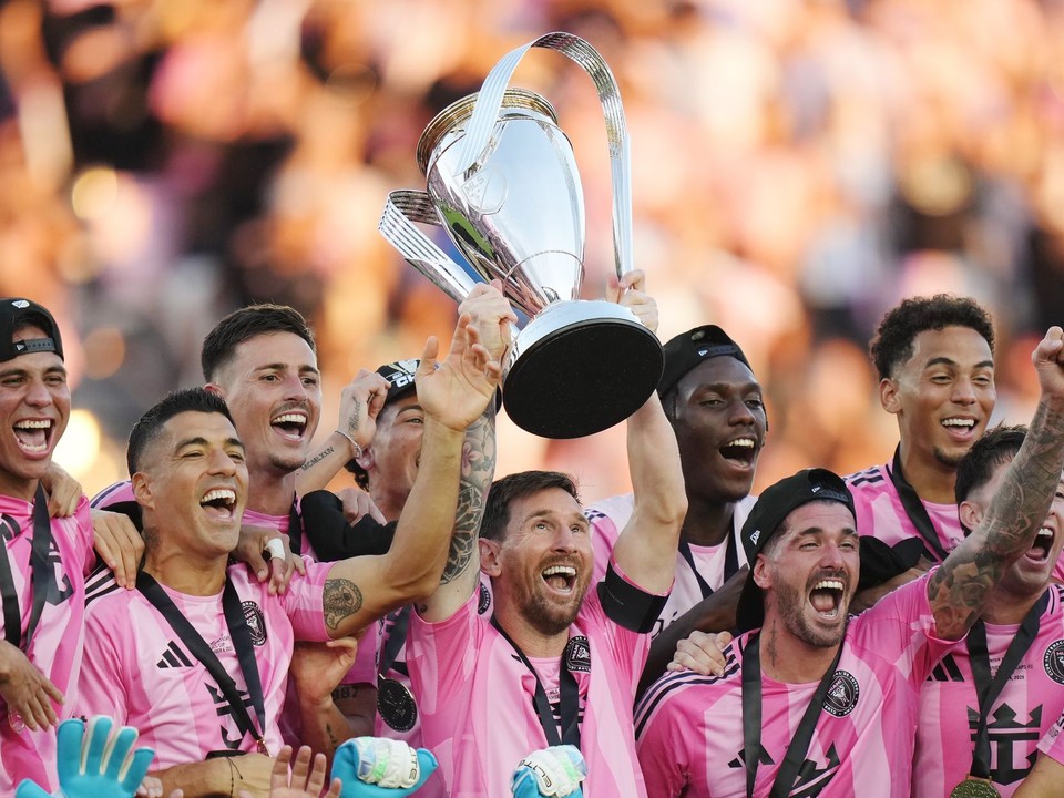Lionel Messi dvíha trofej po zisku titulu s Interom Miami