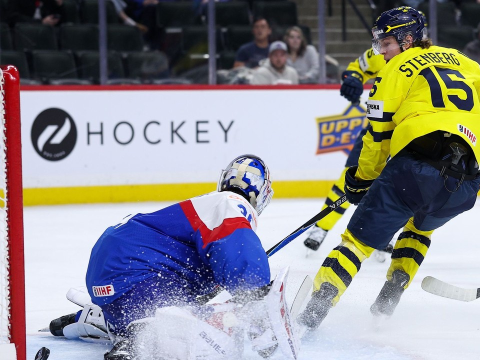 Ivar Stenberg strieľa víťazný gól v zápase proti Slovensku.