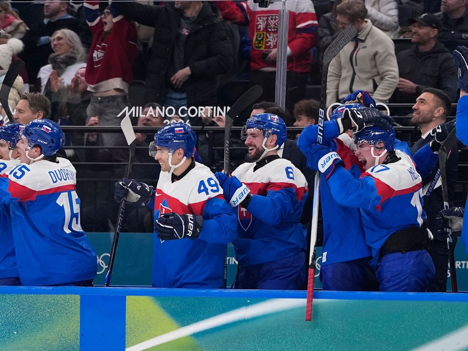 Hokejisti Slovenska oslavujú gól v zápase Slovensko - Fínsko na ZOH 2026.