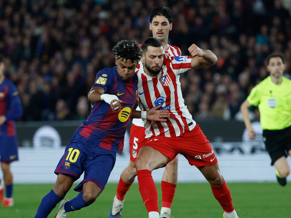 Lamine Yamal a Dávid Hancko. 