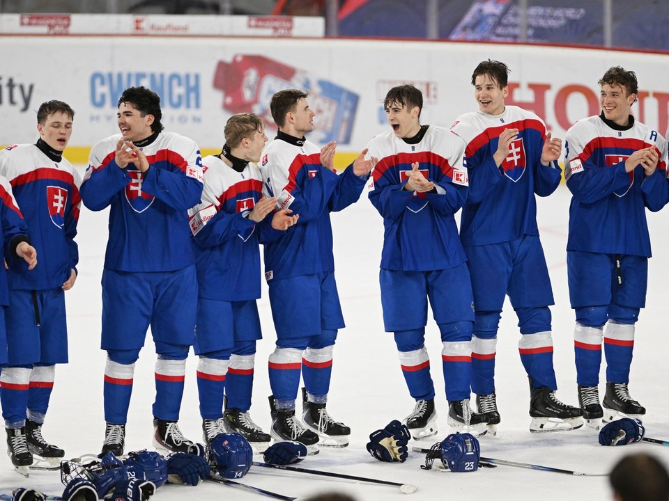 Slovenskí hokejisti sa tešia z postupu do finále MS do 18 rokov 2026. 