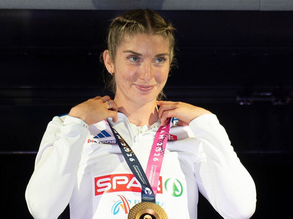 Slovenská atlétka Emma Zapletalová pózuje so zlatou medailou počas medailového ceremoniálu.