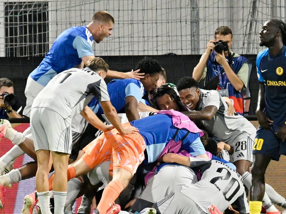 Futbalisti ŠK Slovan Bratislava oslavujú gól.