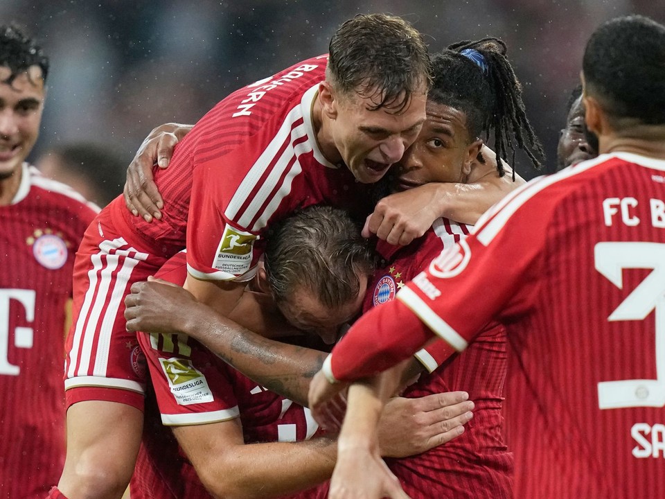 Na snímke hráči Mníchova Michael Olise (uprostred vpravo), Joshua Kimmich (hore) a Harry Kane sa tešia z gólu