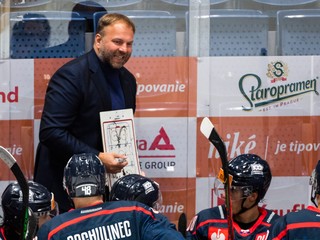 Hokejisti HC Slovan Bratislava a tréner Róbert Döme.