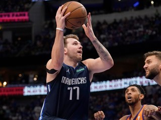 Luka Dončič sa snaží o zakončenie v stretnutí Dallas Mavericks - Phoenix Suns.