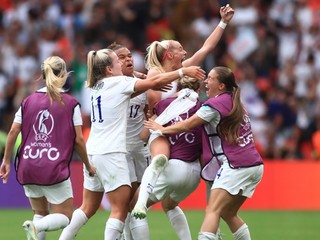 Anglické reprezentantky sa tešia po strelenom góle vo finále ME vo futbale žien 2022.