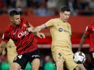 Martin Valjent a Robert Lewandowski v zápase RCD Mallorca - FC Barcelona.