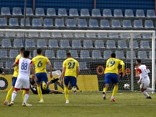 Grék Ioannis Niarchos premieňa pokutový kop v zápase proti Michalovciam.