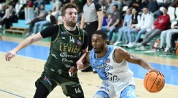 zľava David Abrhám (Levice) a Justin Windell Gordon (Nitra)