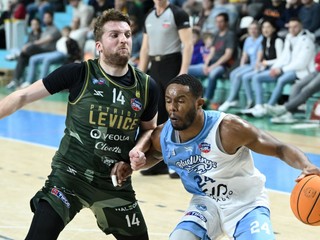 zľava David Abrhám (Levice) a Justin Windell Gordon (Nitra)