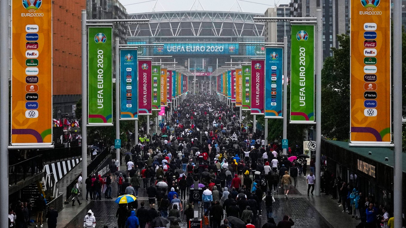 Fanúšikovia pred Wembley na ME vo futbale (EURO 2020 / 2021).