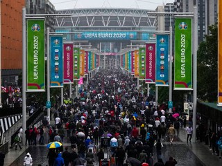 Fanúšikovia pred Wembley na ME vo futbale (EURO 2020 / 2021).