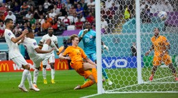 Frenkie de Jong strieľa gól do siete Kataru a pečatí postup Holandska do osemfinále MS.