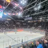 Hokejoví fanúšikovia na Zimnom štadióne Ondreja Nepelu. 