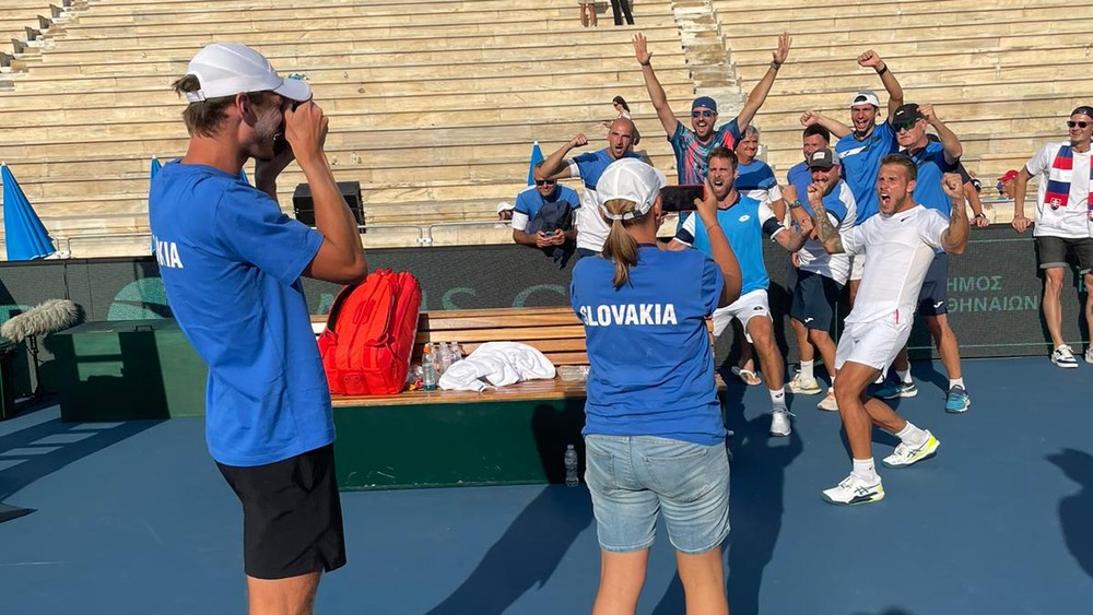 Cenná výhra z Atén. Tri dôvody, prečo slovenskí tenisti zdolali rodinný tím Tsitsipasovcov