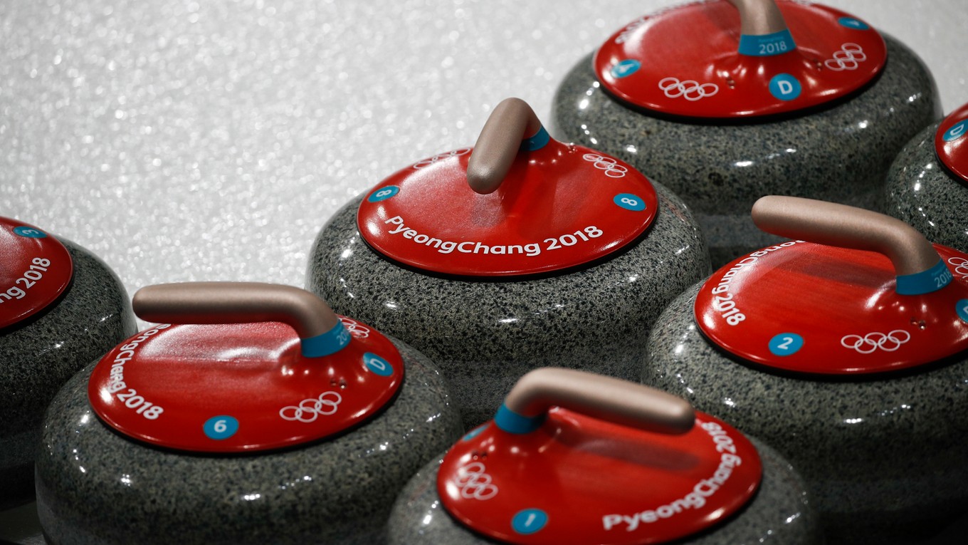 Curlingové kamene na ilustračnom zábere. 