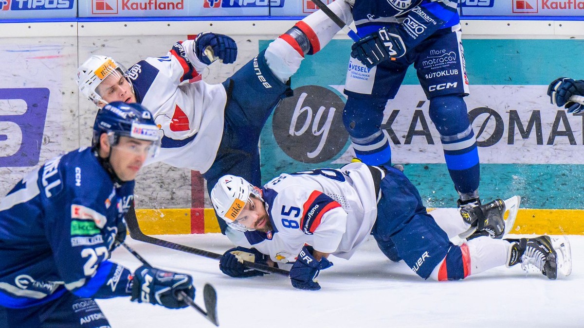 vzadu zľava Roman Kukumberg, Marek Slovák (obaja Bratislava), Oliver Turan, Trent Bourque (Poprad)