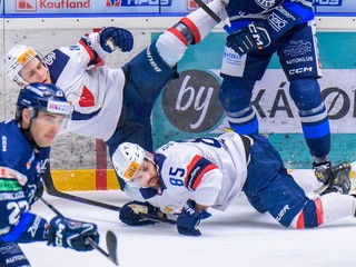 vzadu zľava Roman Kukumberg, Marek Slovák (obaja Bratislava), Oliver Turan, Trent Bourque (Poprad)