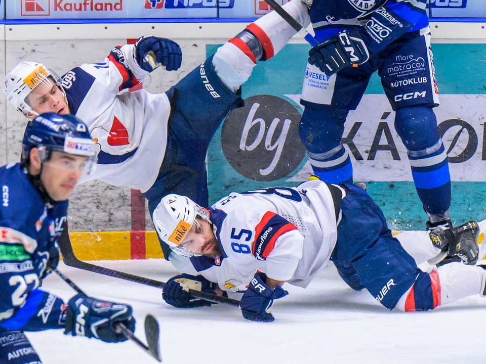 vzadu zľava Roman Kukumberg, Marek Slovák (obaja Bratislava), Oliver Turan, Trent Bourque (Poprad)