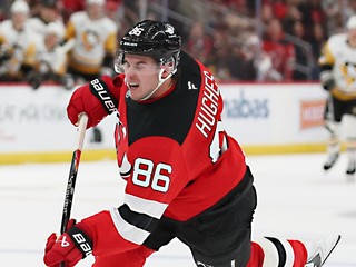 Jack Hughes v zápase NHL.