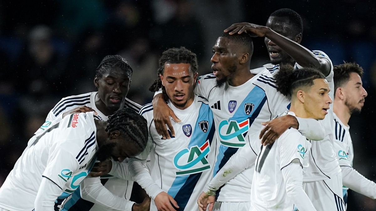 Hráčia tímu Paríž FC sa tešia z gólu.