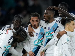 Hráčia tímu Paríž FC sa tešia z gólu.