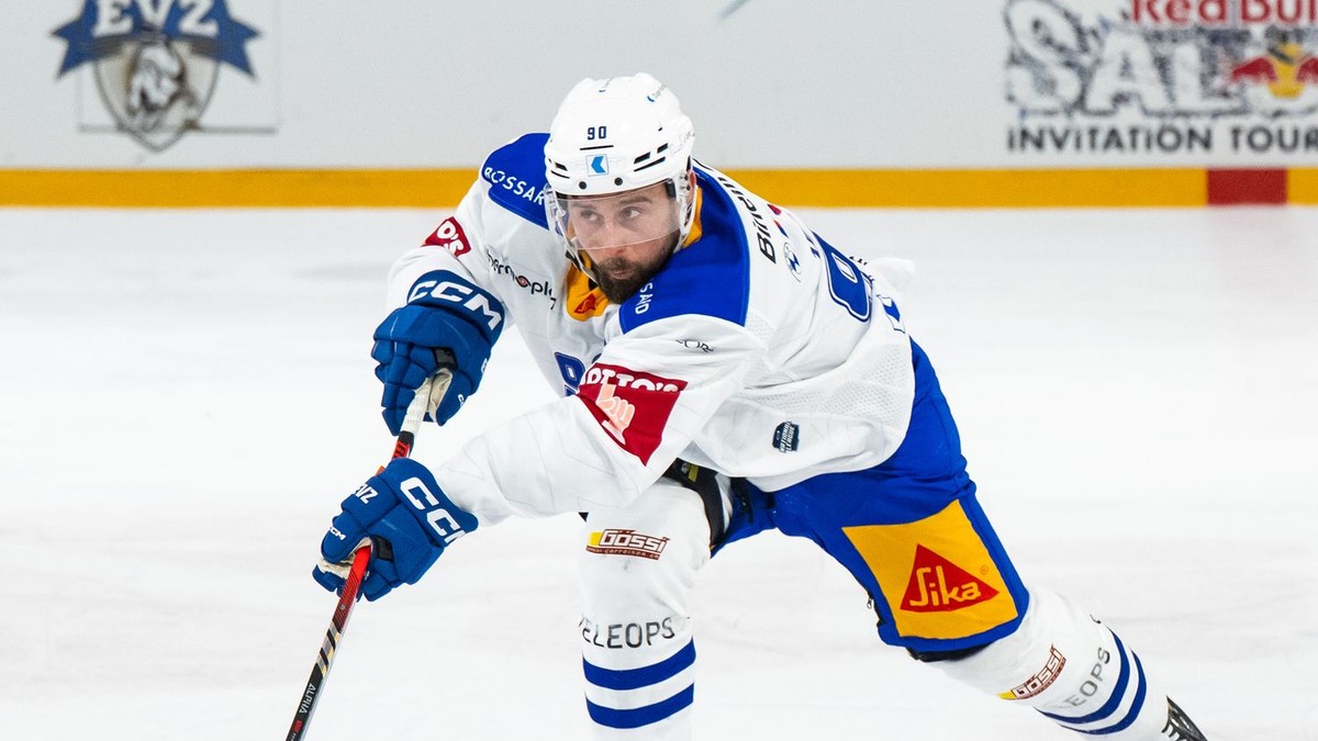 Slovenský hokejista Tomáš Tatar v drese švajčiarskeho Zugu.