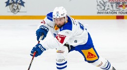 Slovenský hokejista Tomáš Tatar v drese švajčiarskeho Zugu.