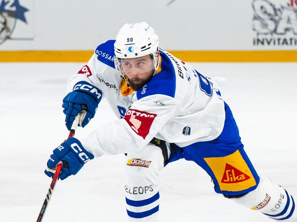 Slovenský hokejista Tomáš Tatar v drese švajčiarskeho Zugu.