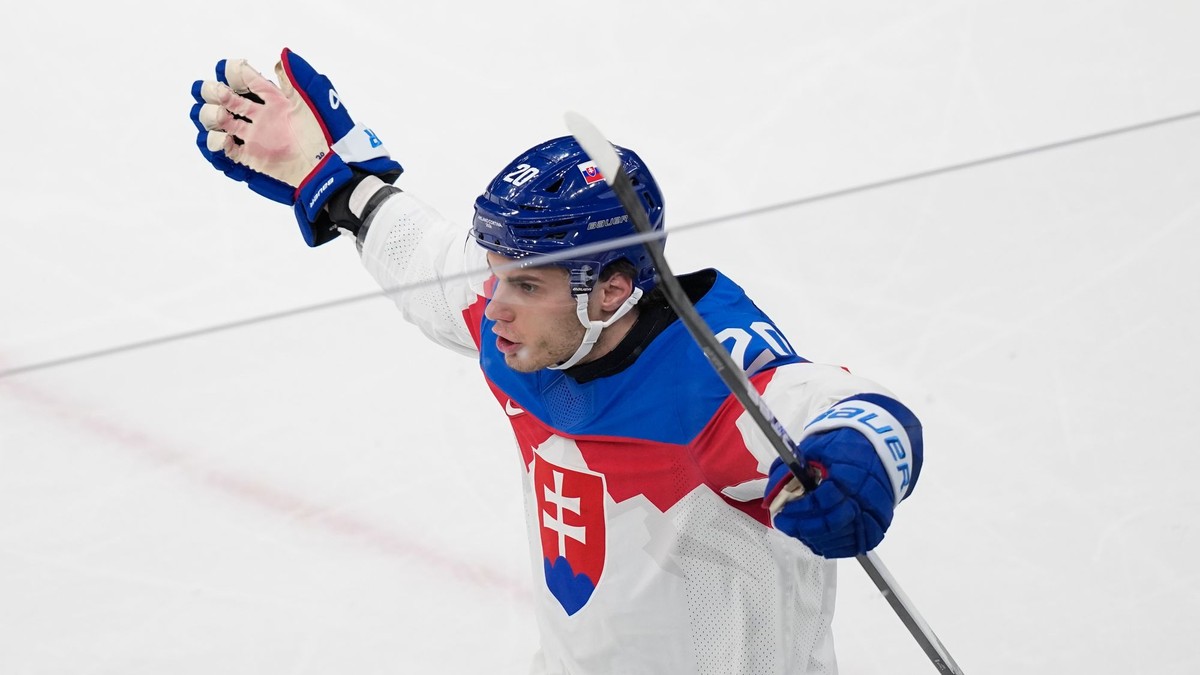 Juraj Slafkovský oslavuje gól. 