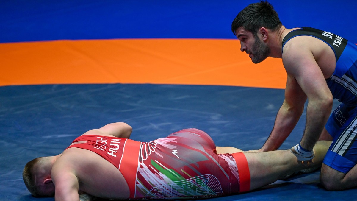 Slovenský zápasník Batyrbek Cakulov (vpravo) a Richárd Végh z Maďarska