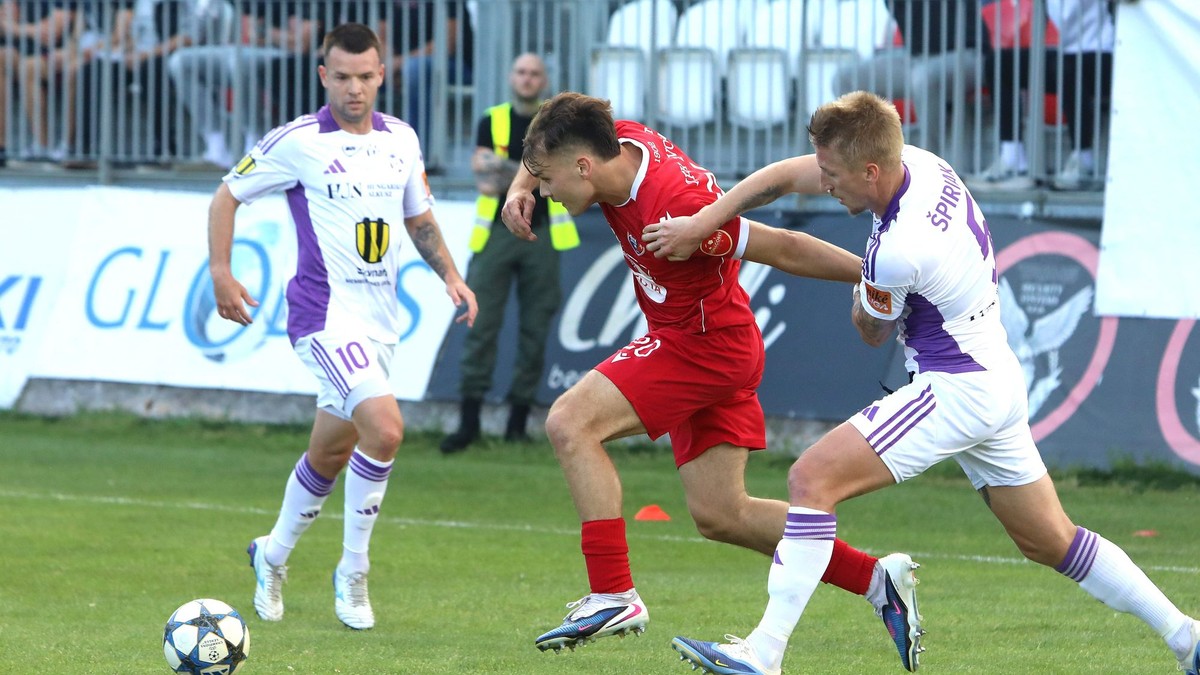 Na snímke zľava Viktor Úradník (Zvolen) a Dominik Špiriak (Komárno) počas zápasu baráže MFK Zvolen - KFC Komárno.