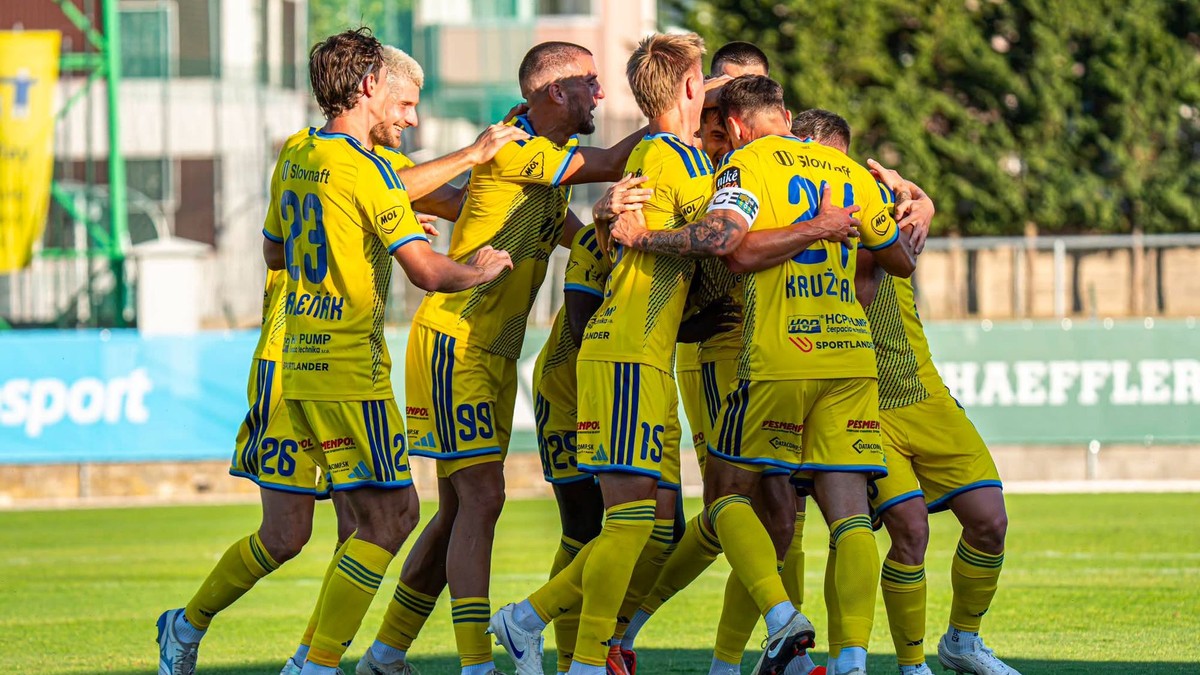 Futbalisti FC Košice oslavujú gól.