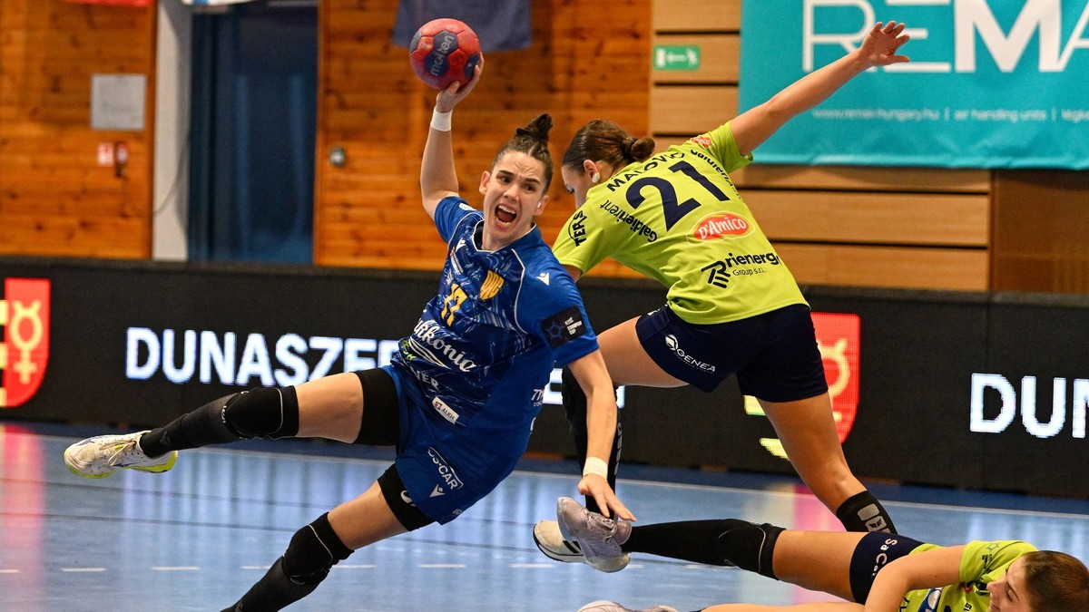 Vľavo s loptou Emma Boadová Coronadová (HC DAC) a vpravo Durdina Malovićová (Jomi PDO Salerno)