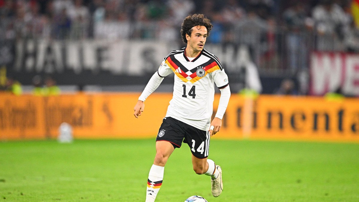 Na snímke futbalista Nemecka Mika Baur beží s loptou počas zápasu A-divízie Ligy národov Nemecko - Srbsko.