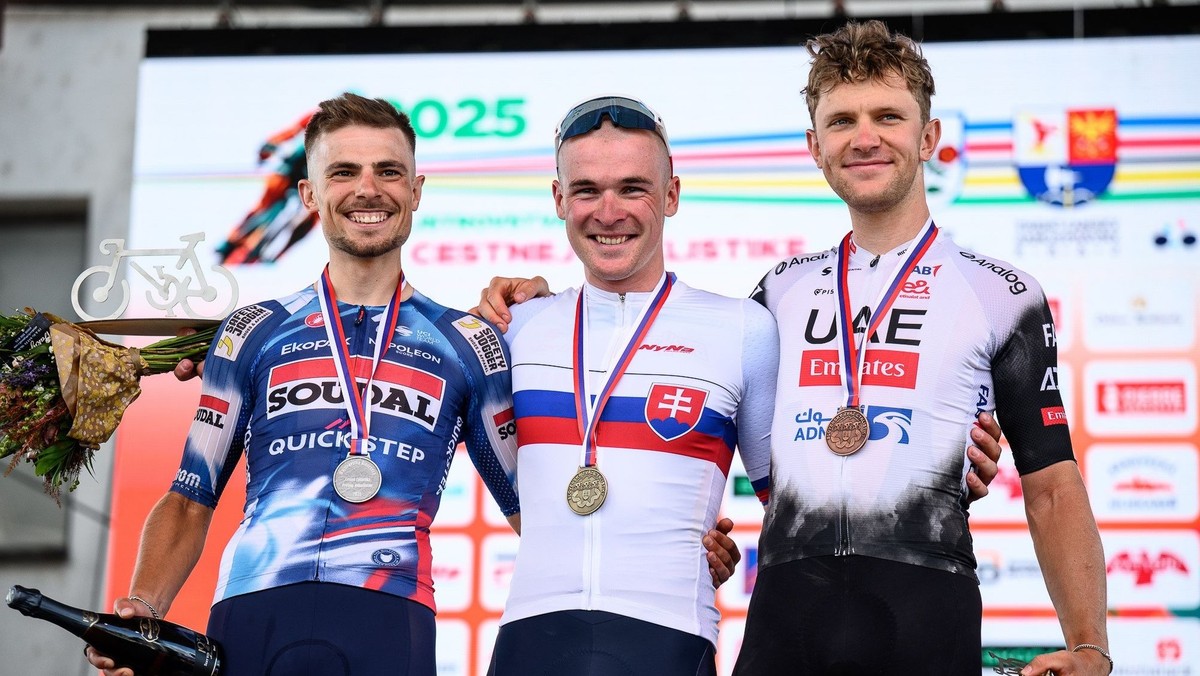 Slovenskí cyklisti, zľava Martin Svrček, Lukáš Kubiš a Matthias Schwarzbacher. 