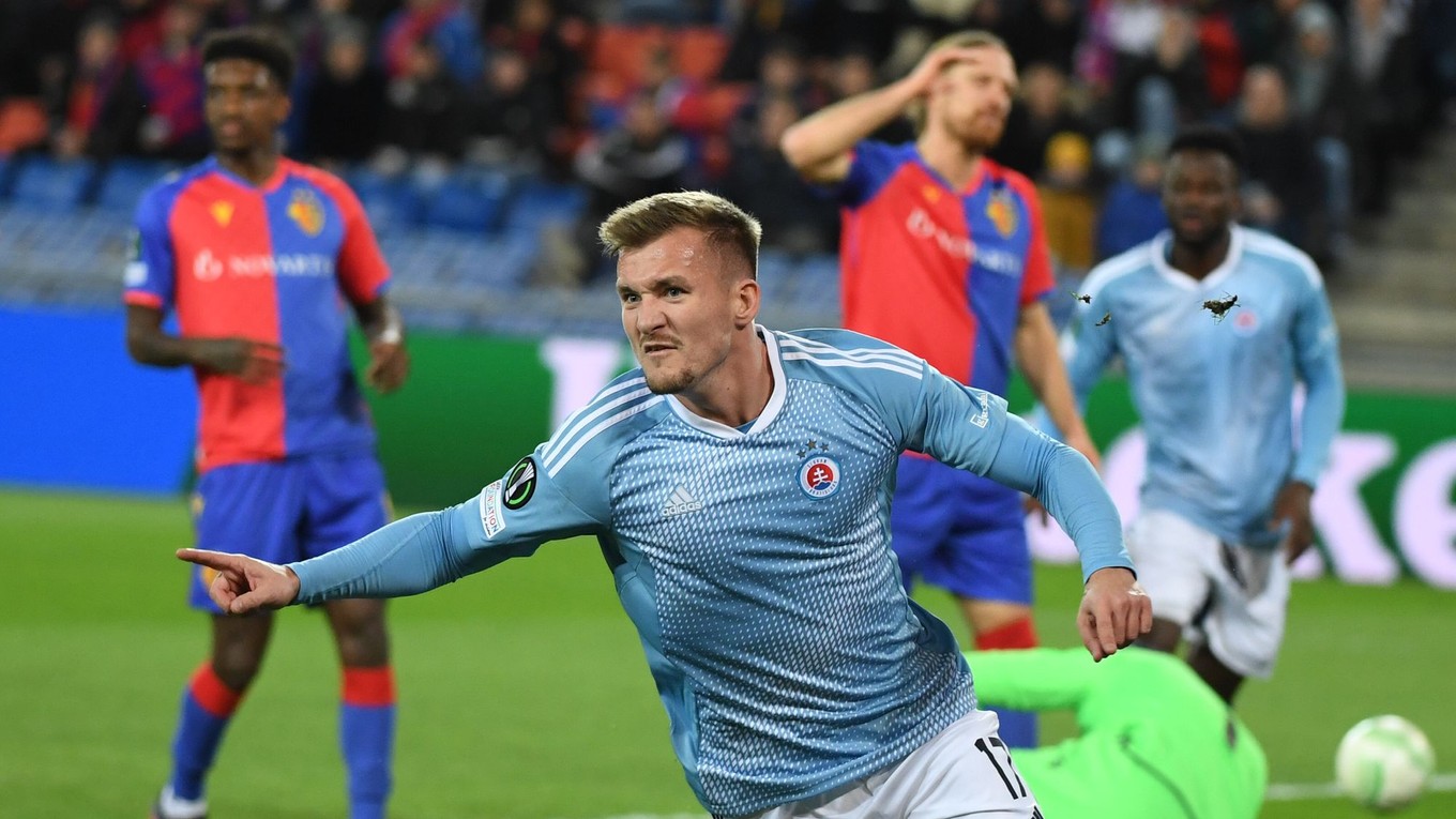 Jurij Medveděv sa teší z gólu v zápase FC Bazilej - ŠK Slovan Bratislava v prvom osemfinále Európskej konferenčnej ligy.